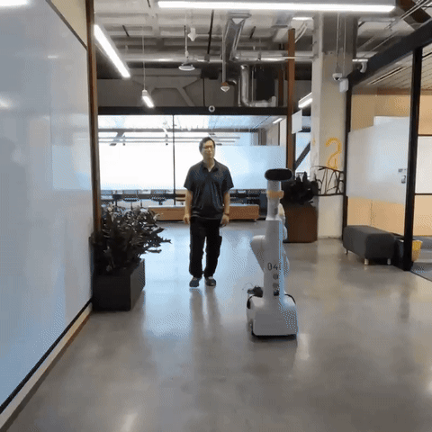 Gemini 1.5 Pro装进机器人，参观一遍公司就能礼宾、带路