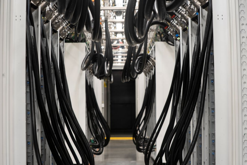 微软打造首个全球规模的 AI 超级工厂